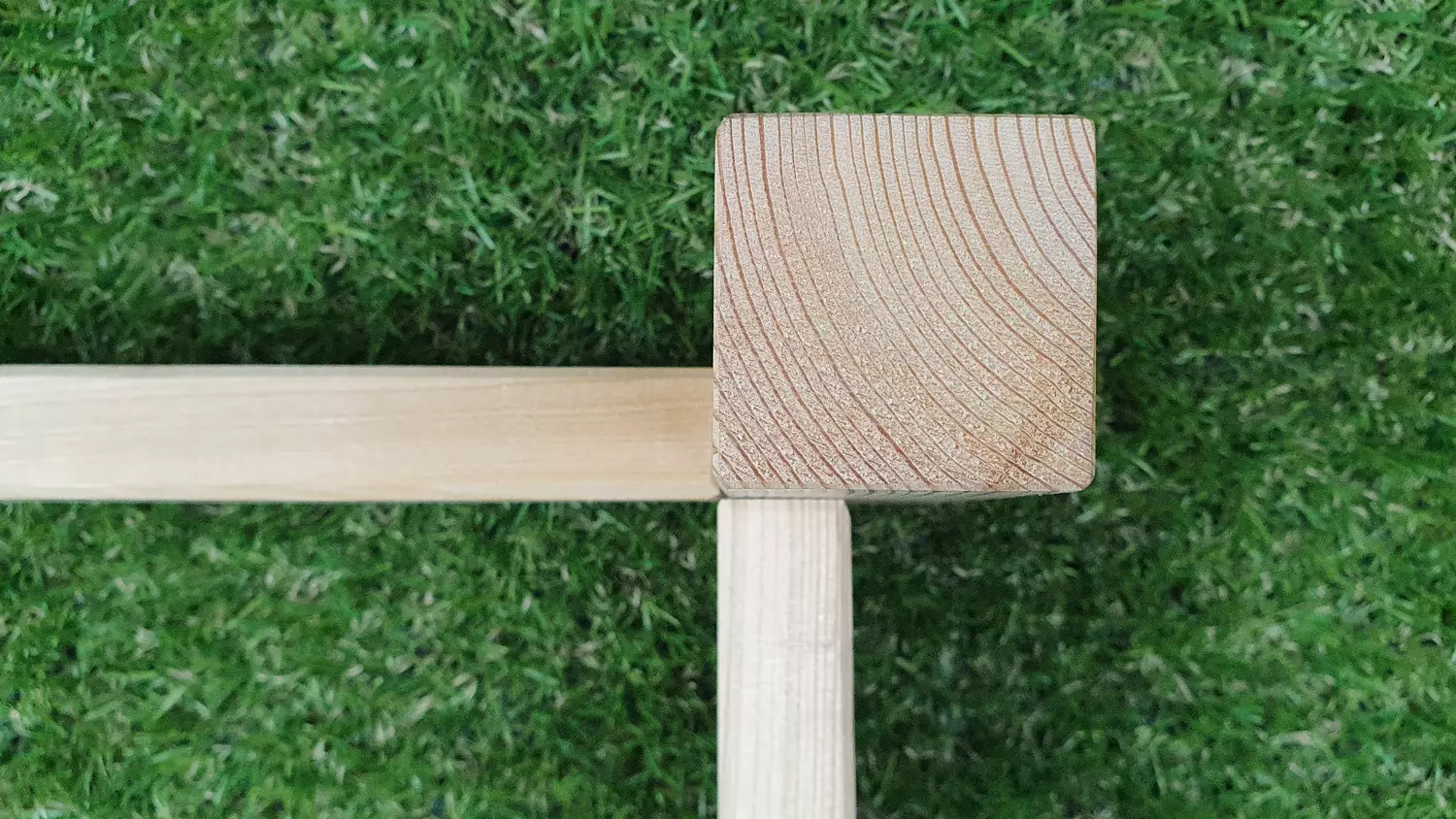 Beispiel Rahmenholz 44x44 als Fassadeneckabschluss