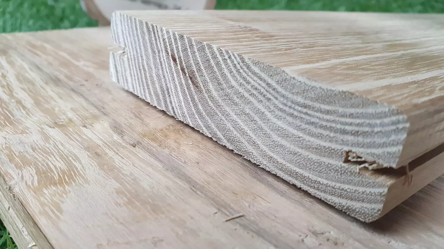 Terrassendiele Robinie, 23x100mm, Länge 3,00m, glatt, verleimt/gezinkt/gefast, längsseitig Clipnut
